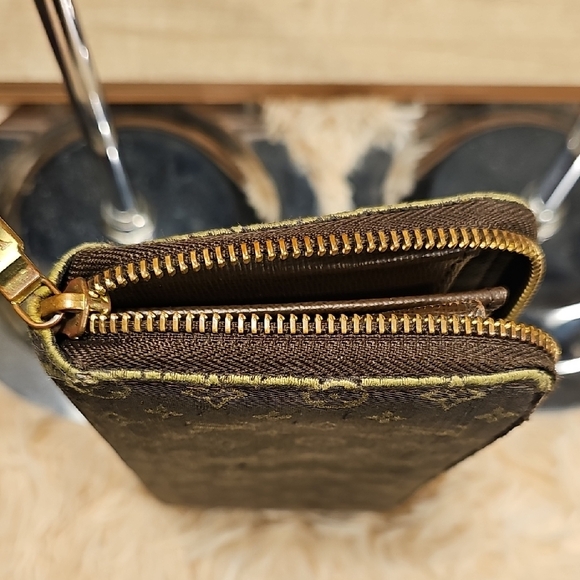 Louis Vuitton Brown and Gold Monogram Denim Wallet This Wallet Is Used - Picture 10 of 12